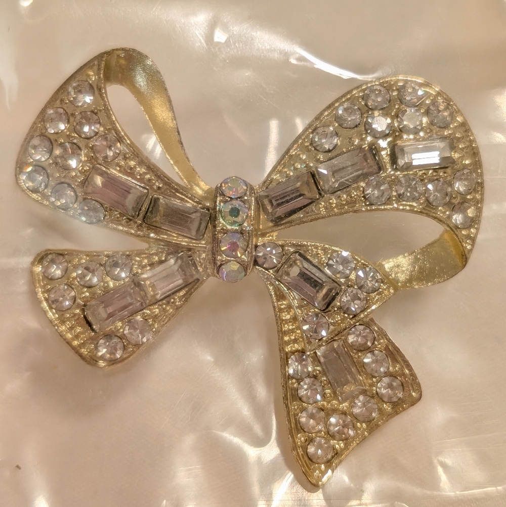 Elegant Rhinestone Gold Silver Bow Brooch Brand New 😃